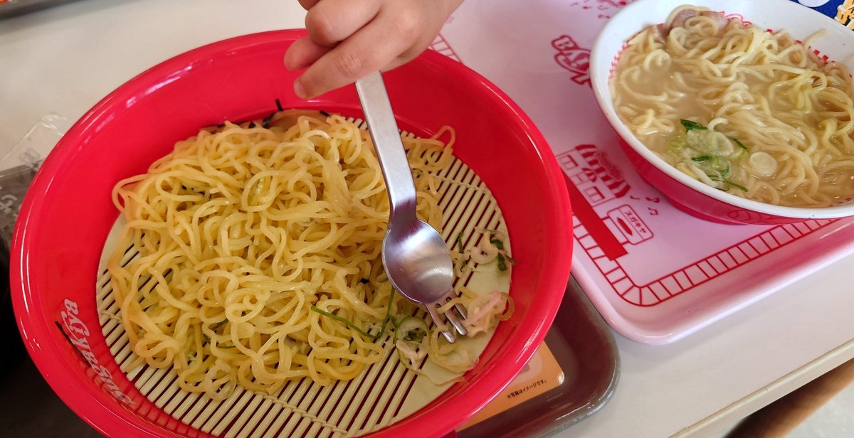 Button_1600's tweet photo. 初めて見る食器を巧みに使い熟して父親の麺を奪い取るキッズ。 https://t.co/iMq0RlYLBR
