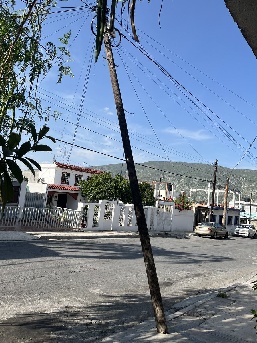 miris076's tweet photo. Quiero reportar un poste caído y ya marqué y solo me pasan de contestador a contestador y en línea igual no me resuelven @TELMEXSoluciona @Telmex https://t.co/lvq8oX9q54