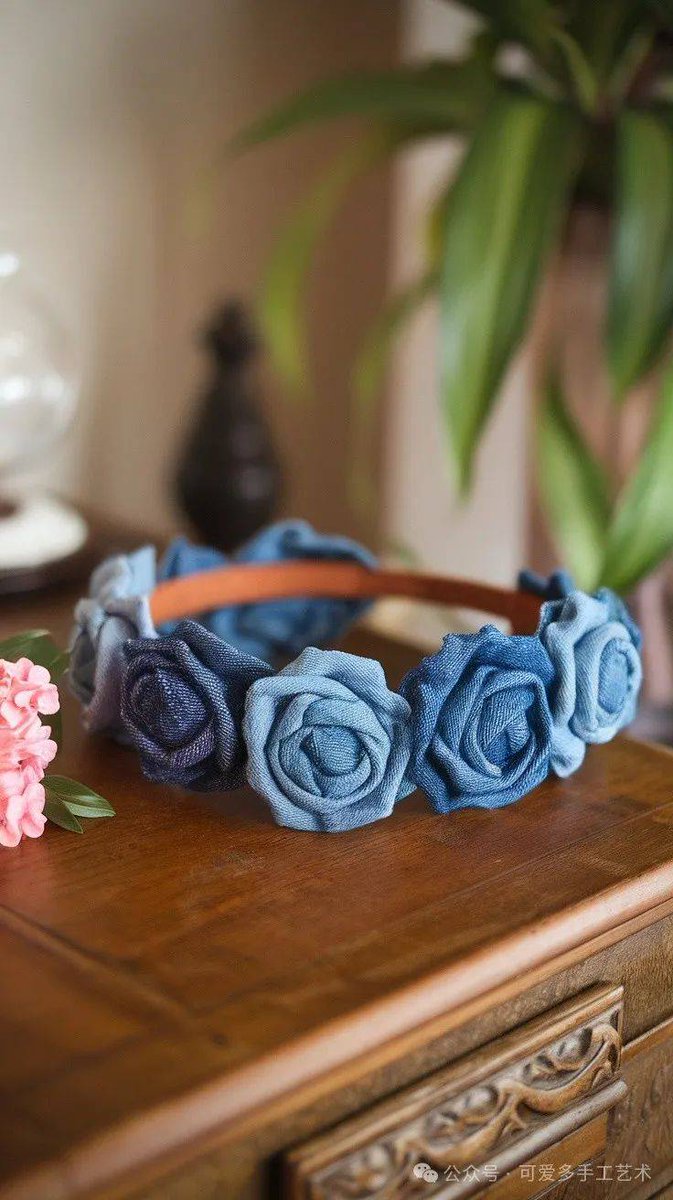 Farfik2's tweet photo. DIY this cute fabric flower brooch in 10 mins! All you need is old cloth, scissors u0026 glue—no sewing skills needed! Perfect to spruce up your bag or jacket https://t.co/daRhxK91NC