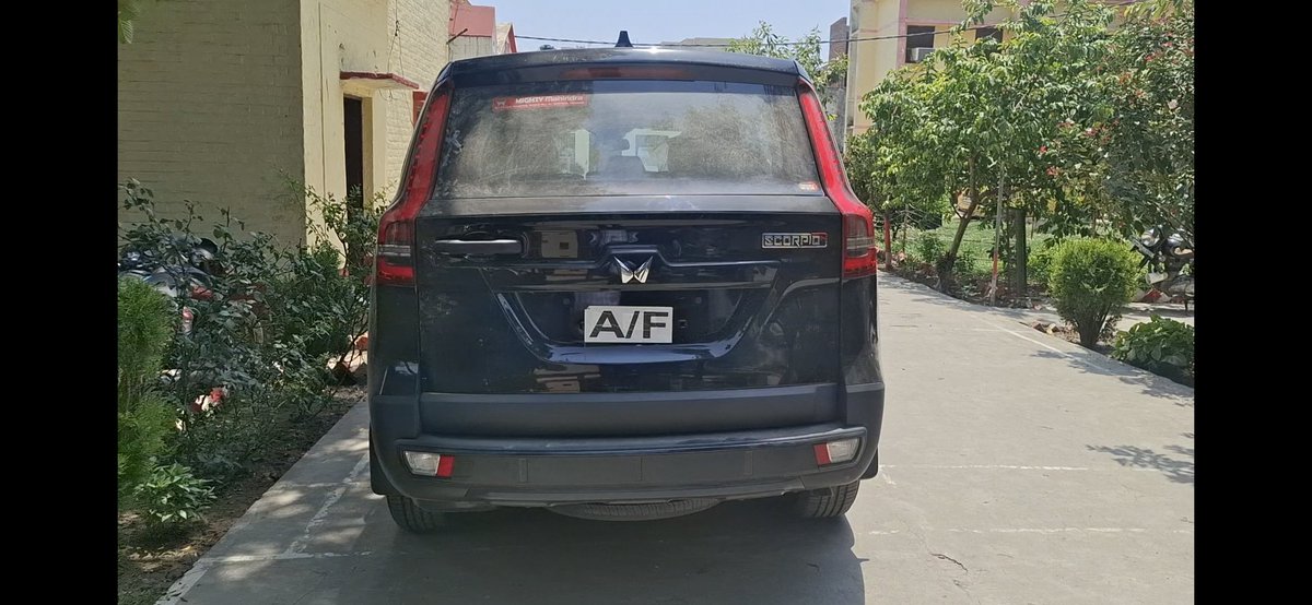sharadmalik18's tweet photo. शामली में अपराधियों और दहशतगर्दो  के हौसले बुलंद! भू-माफिया, फायरिंग और चोरी की वारदातों पर सवालों के घेरे में पुलिस, किसानों में बढ़ा आक्रोश
शामली। जनपद शामली में कानून-व्यवस्था को लेकर एक बार फिर सवाल उठने लगे हैं। थाना भवन क्षेत्र में भू-माफियाओं, दबंगों और अपराधियों के सक्रिय होने के आरोप लगाए जा रहे हैं। स्थानीय लोगों का कहना है कि सफेद पोस् और  प्रभावशाली लोगों के संरक्षण में सरकारी भूमि पर अवैध कब्जे और कॉलोनियां विकसित किए जाने का खेल लंबे समय से चल रहा है। आरोप है कि कब्रिस्तान, बंजर भूमि और नदी-नालों की सरकारी जमीनों को अधिकारियों की मिलीभगत से निजी संपत्ति में बदलने का प्रयास किया जा रहा है।
क्षेत्र में पूर्व में हुई कई घटनाओं का भी लोग हवाला दे रहे हैं। बताया जा रहा है कि स्कॉर्पियो सवारों पर हुई फायरिंग और  रेती मोहल्ले में दिनदहाड़े मारपीट व अवैध तमंचों से फायरिंग की घटना ने इलाके में दहशत फैला दी थी। स्थानीय लोगों का आरोप है कि इन मामलों में प्रभावशाली लोगों पर कार्रवाई नहीं हुई, उनको क्लीन चिट देकर बाहर निकाल दिया जबकि अन्य आरोपियों के खिलाफ कार्रवाई कर मामले को सीमित कर दिया गया।
उधर, सदर कोतवाली क्षेत्र के गांव कुंडाना में करीब दस दिन पहले आधा दर्जन से अधिक किसानों के नलकूपों से स्टार केबल और तांबे के तार चोरी होने की घटनाओं का अब तक खुलासा नहीं हो सका है। लगातार हुई चोरियों से किसान परेशान हैं और पुलिस की कार्यशैली पर सवाल उठा रहे हैं।
घटनाओं के बाद भारतीय किसान यूनियन के पदाधिकारियों और किसानों ने सदर कोतवाली पहुंचकर प्रदर्शन किया था। किसानों ने पुलिस को चेतावनी देते हुए कहा था कि यदि दस दिनों के भीतर चोरी की घटनाओं का खुलासा नहीं हुआ और आरोपियों की गिरफ्तारी नहीं की गई तो बड़ा आंदोलन किया जाएगा।
प्रदेश में मुख्यमंत्री योगी आदित्यनाथ की जीरो टॉलरेंस नीति के बीच शामली में अपराध और अवैध गतिविधियों को लेकर उठ रहे सवाल चर्चा का विषय बने हुए हैं। स्थानीय नागरिकों का कहना है कि यदि समय रहते प्रभावी कार्रवाई नहीं हुई तो अपराधियों के हौसले और बढ़ सकते हैं।
@CMOfficeUP 
@CMYogiAdityaNat 
@dgpup 
@adgzonemeerut 
@shamlipolice 
@dm_shamli