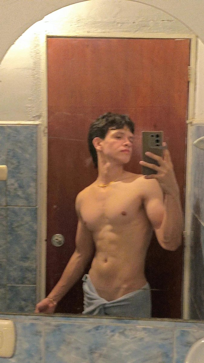 bast4r2's tweet photo. Cabello seco o mojado? https://t.co/heBEH5wvNz