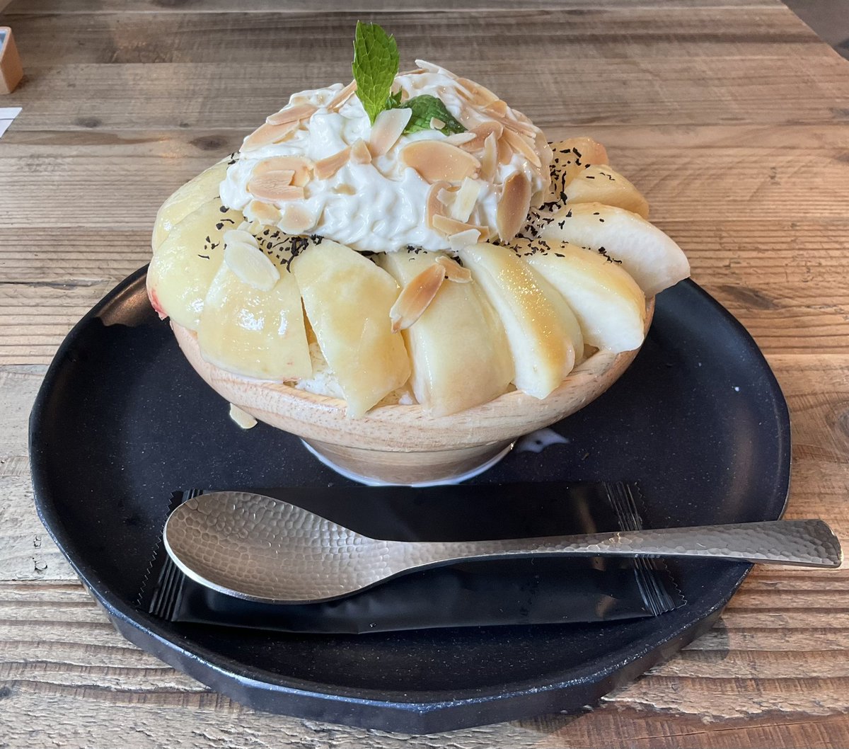 shiro350579's tweet photo. 福井県福井市　#ROKKA 

白桃ゆき氷　マスカルポーネクリーム変更

糸ピンスは久しぶり🍧甘い生もも、いっぱい🍑
でも、ピンスには濃厚な甘さのマンゴーが合うかな
ももだとピンス自体の甘さに負けてると、グニャッとした歯応えだけ感じる物体になってしまう… https://t.co/J0YIT89EQU