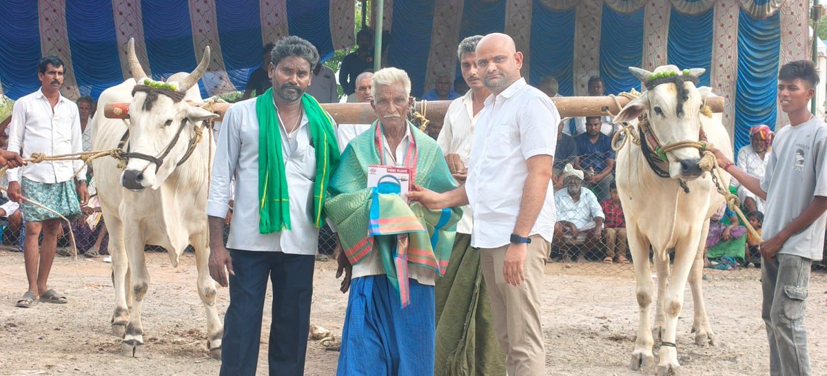 NBaluTweets's tweet photo. మా తాత స్వర్గీయ శ్రీ నున్నా యానాదయ్య గారికి ఎడ్ల పందాలు అంటే ఎక్కువ మక్కువ, అందుకే ఆయన పేరు మీద కమిటీ వారు 4వ బహుమతి అడిగితే 20k ఇవ్వడం జరిగింది. అలాగే కార్యక్రమాన్ని దిగ్విజయంగా పూర్తి చేసినందుకు కమిటీ వారిని శాలువా తో సత్కరించిన నియోజకవర్గ జనసేన నాయకులు బాలు గారు @JanaSenaParty https://t.co/UUhGbPm3jt