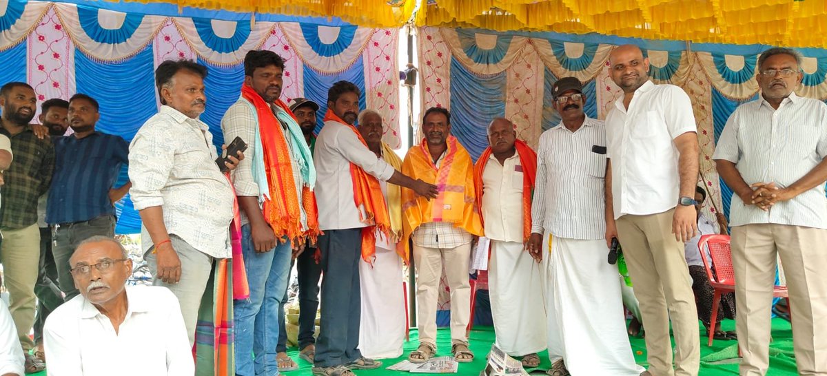 NBaluTweets's tweet photo. మా తాత స్వర్గీయ శ్రీ నున్నా యానాదయ్య గారికి ఎడ్ల పందాలు అంటే ఎక్కువ మక్కువ, అందుకే ఆయన పేరు మీద కమిటీ వారు 4వ బహుమతి అడిగితే 20k ఇవ్వడం జరిగింది. అలాగే కార్యక్రమాన్ని దిగ్విజయంగా పూర్తి చేసినందుకు కమిటీ వారిని శాలువా తో సత్కరించిన నియోజకవర్గ జనసేన నాయకులు బాలు గారు @JanaSenaParty https://t.co/UUhGbPm3jt