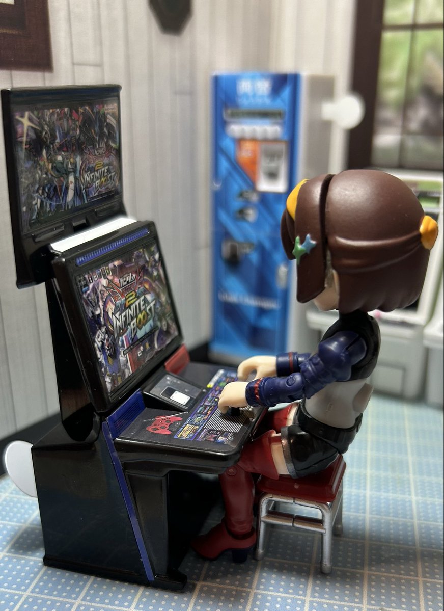 kanakomisaki's tweet photo. ガシャ「機動戦士ガンダムEXVS.」あそーとコレクション。（椅子はTC製の筐体ガチャ付属の物）通称エクバの筐体ガシャ。サイズは1/24あたりでリントラが合う。A賞は2種ありそれぞれ動画に音声ありますがBGMとSEそれぞれ収録。未プレイなのでどの音なのか不明wミニチュア筐体は集めたいよね。 #オモ写 https://t.co/9Ie9fbb3k2