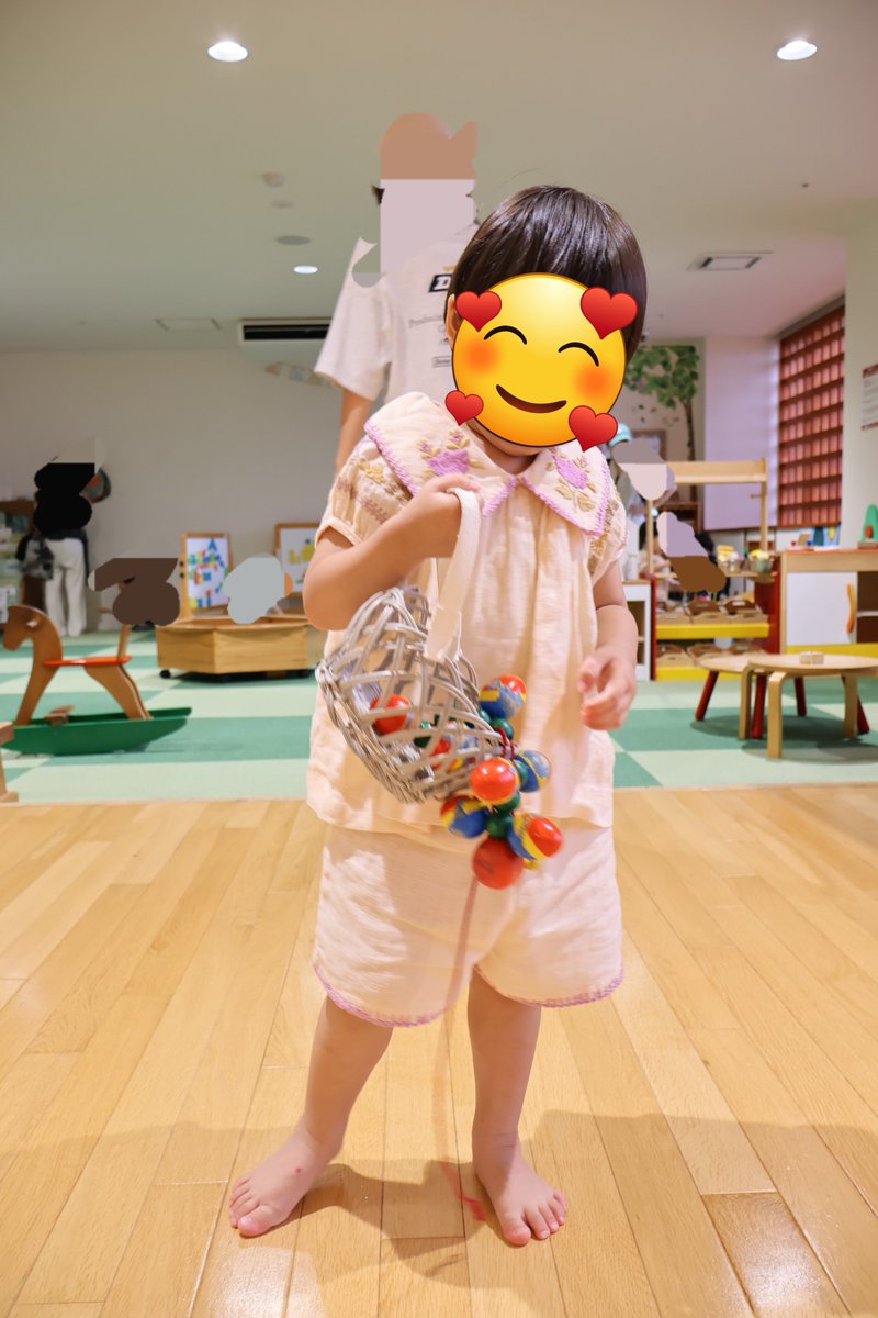 k01weu0y's tweet photo. 毎日雨なので実は初めての児童館にきてみたら長女ちゃんめちゃくちゃ楽しんでた✨ オファーしまくった憧れのアポリナセトアめちゃかわ🥰だったけどもしかしてポケットが前でした！？ これだから初心者は…🥲 まあかわいいからよし💮笑 https://t.co/RFVXCTKQgw