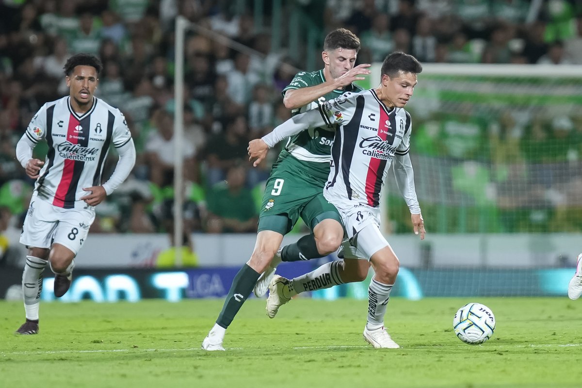 LigaBBVAMX's tweet photo. ⏱️ Comienza el segundo tiempo en el TSM.
@ClubSantos 0-0 @AtlasFC ⚔️🆚🦊
#LaLigaDeLaAfición✨ | #J2 | #AP26 | #SANATS https://t.co/jAGlZ1yYKA