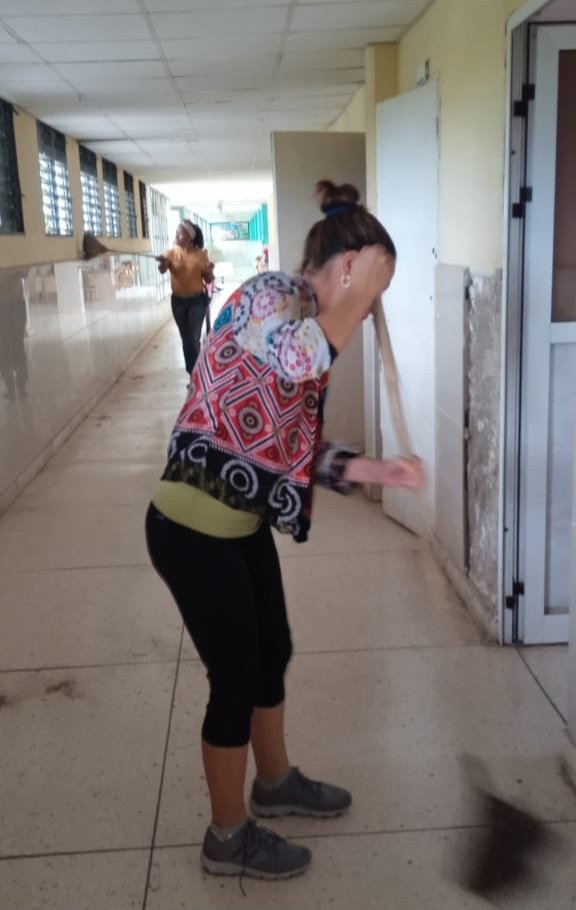 AyamelisRC's tweet photo. #SaludRafaelFreyre Con la conducción de su director, los trabajadores del PSH Mario Muñoz Monroy trazan estrategias para garantizar la limpieza de los alrrededores y de los servicios.
#ConLaFuerzaDeLaUnidad
#FreyreLaTierraMásHermosa 
#CubaPorLaVida https://t.co/sMHUfyjuis