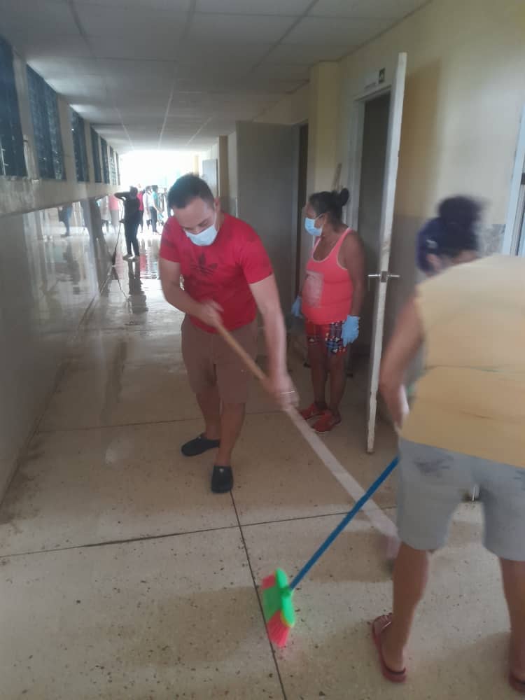AyamelisRC's tweet photo. #SaludRafaelFreyre Con la conducción de su director, los trabajadores del PSH Mario Muñoz Monroy trazan estrategias para garantizar la limpieza de los alrrededores y de los servicios.
#ConLaFuerzaDeLaUnidad
#FreyreLaTierraMásHermosa 
#CubaPorLaVida https://t.co/sMHUfyjuis