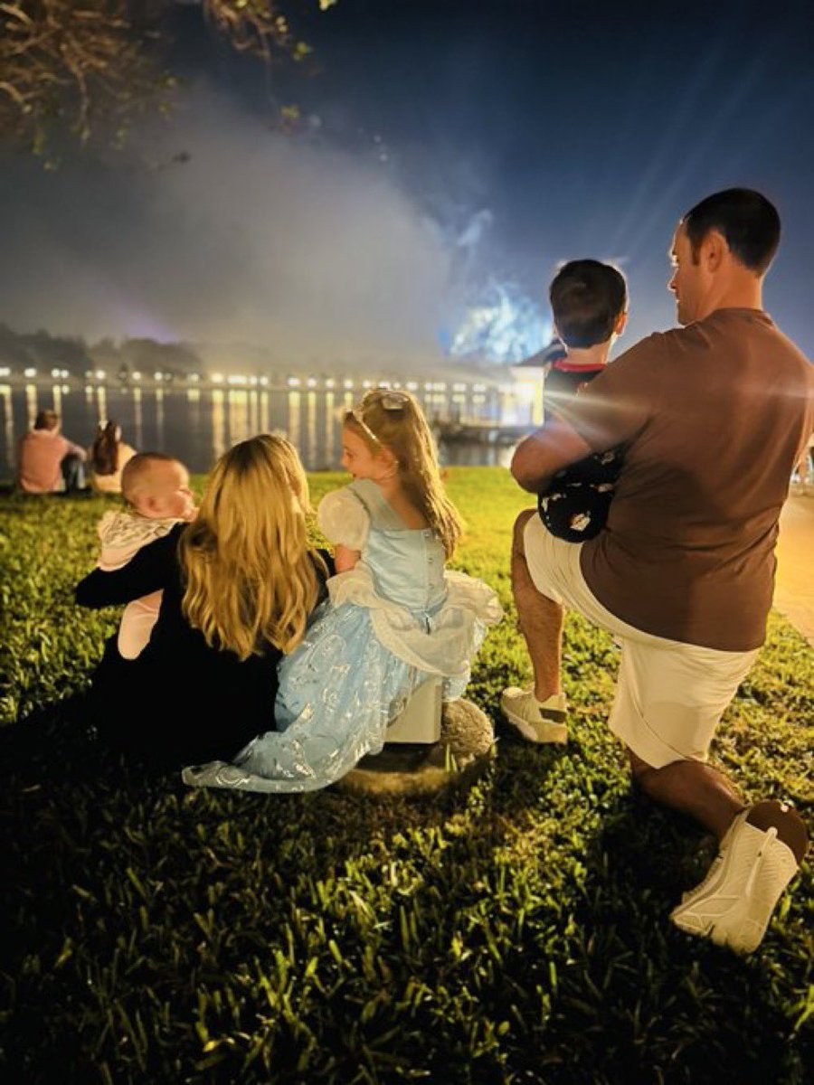 KayleighMacnani's tweet photo. Magical moments at Disney with my family. https://t.co/einGgaWEP0