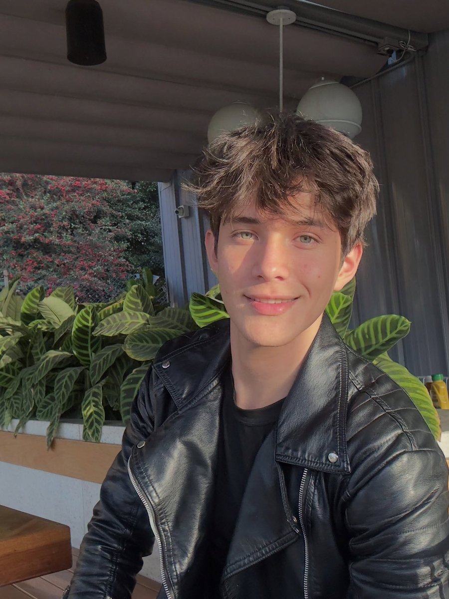 mariolcyrus's tweet photo. Ig: huanbo_ #blackleatherjacket #leatherjacket #jacket #blackjacket #fetish #leatherjacketfetish #leather #leathermen #leatherman #instagram #men #clothes #menclothes https://t.co/eOUaDtuMsK