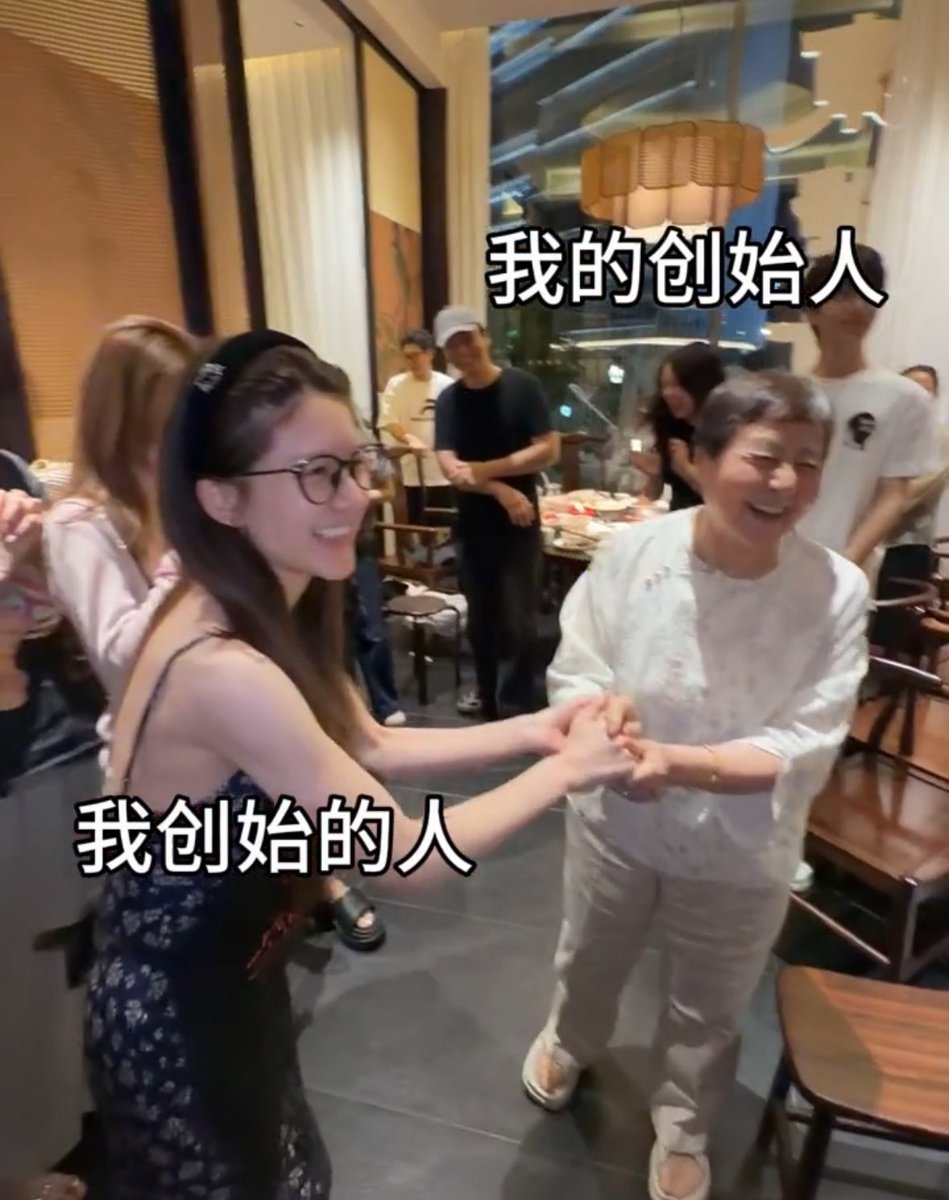 youniebear's tweet photo. the captions he had on them NO WAY

• grandma zhao: my founder
• mama zhao: my co founder/partner
• lusi: the person i founded

🌹: [to grandma zhao] you are his founder!!! https://t.co/0q4l93OqUZ