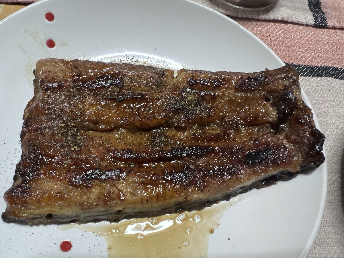 pinokoarare's tweet photo. 北千住 老舗佃煮屋のうなぎ
これは半身分
美味い😋

#北千住鮒秋 https://t.co/vOpKvcClez
