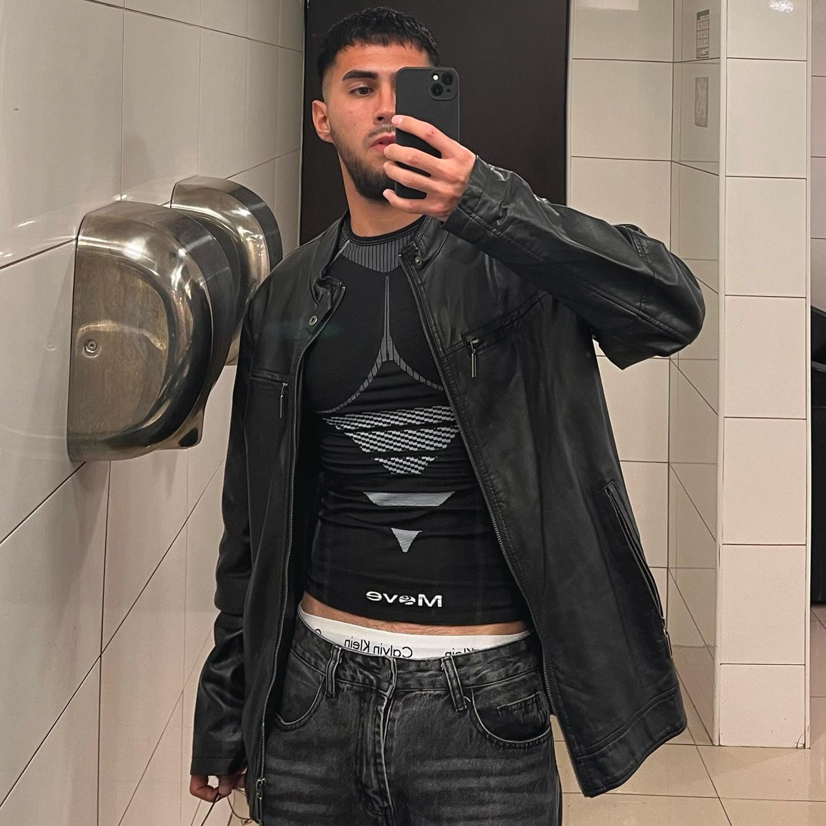 mariolcyrus's tweet photo. MatiasEsp #blackleatherjacket #leatherjacket #jacket #blackjacket #fetish #leatherjacketfetish #leather #leathermen #leatherman #instagram #men #clothes #menclothes https://t.co/1TQenU2EPk