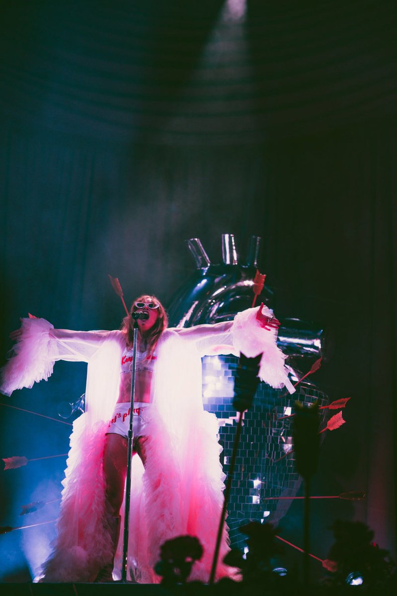 bestsukiw's tweet photo. Suki Waterhouse performing at the Hollywood Forever Cemetery in Los Angeles #LovelandTour 

📷 Daniela Shella for Flood Magazine https://t.co/nNfpwNhHT4