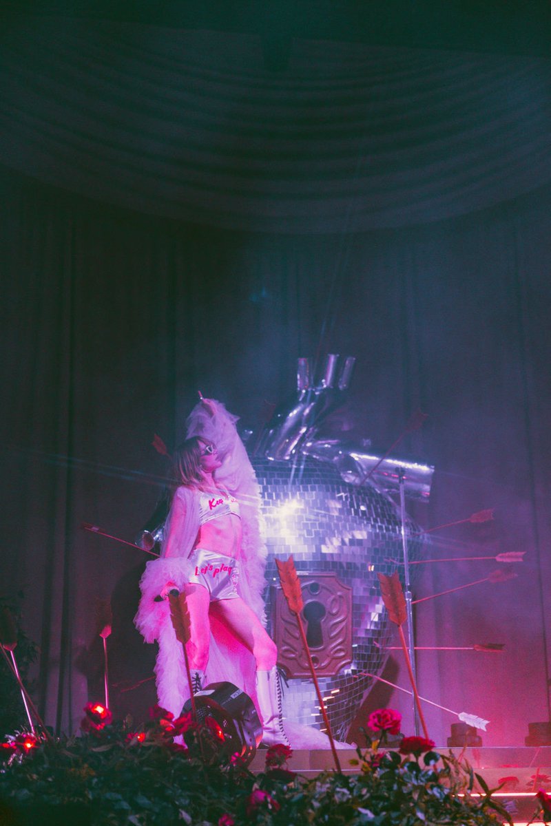 bestsukiw's tweet photo. Suki Waterhouse performing at the Hollywood Forever Cemetery in Los Angeles #LovelandTour 

📷 Daniela Shella for Flood Magazine https://t.co/nNfpwNhHT4
