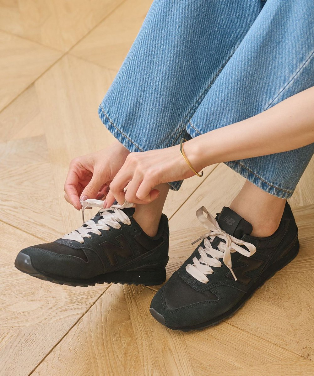 BEAUTYandYOUTH's tweet photo. サテンのシューレースで雰囲気を変えた
＜New Balance＞「W996」

ニューバランスの定番「W996」のシューレースがサテン生地になって登場。
フェミニンにもクールにも履ける1足です。

➤22.5～25cm展開
➤オンライン予約受付中
➤詳細 https://t.co/CFhw4bWTsB

【ビューティーアンドユース】 https://t.co/qWTDO9FE8i