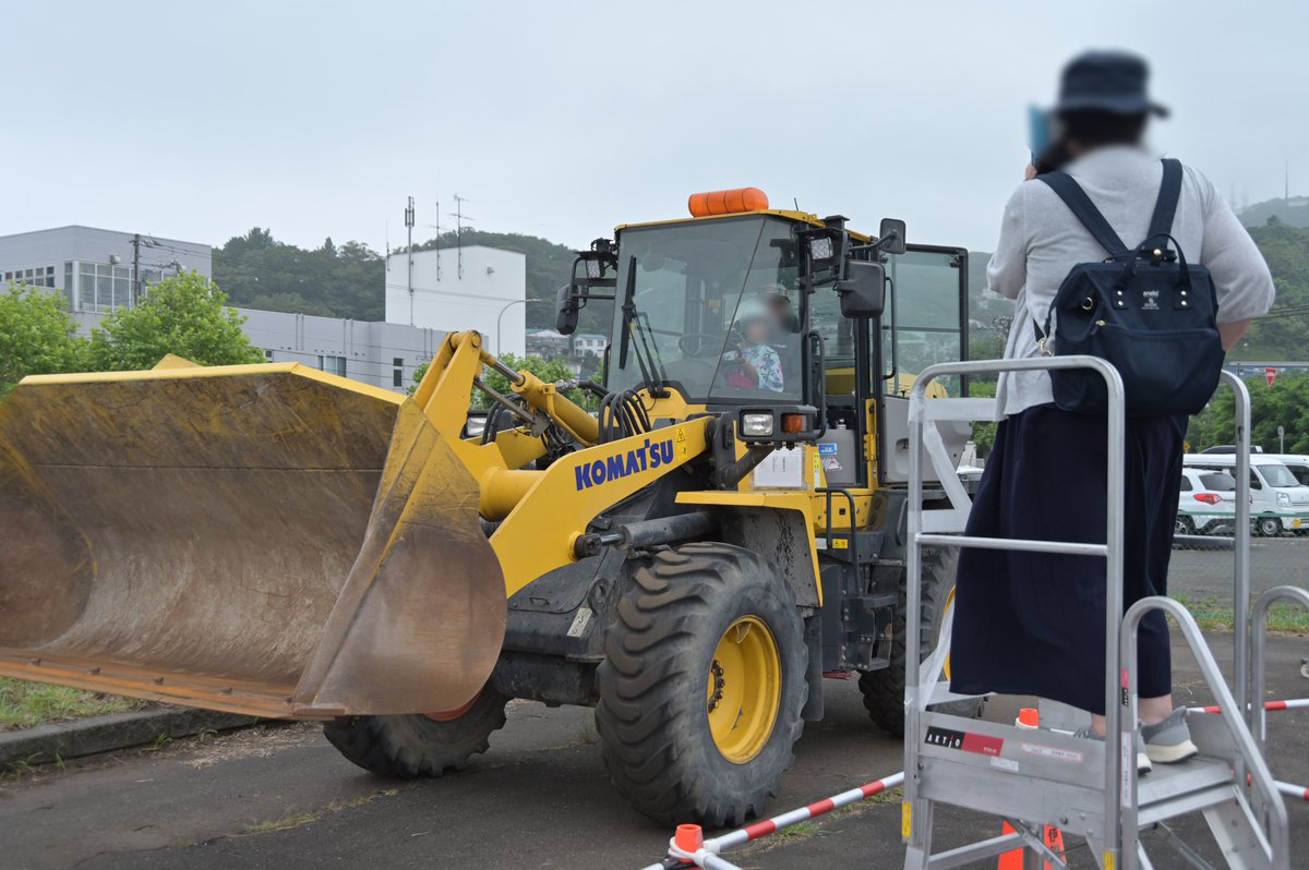 MuroranMinato's tweet photo. 【#むろらん港まつり  協賛行事】
#室蘭商工会議所 主催の「#ものづくり匠教室」が会場内で開催されています！「はたらくクルマにのってみよう！」「缶バッジをつくってみよう！」など、子どもたちが楽しく体験できる企画を用意されています。最終日の今日は午前11時～午後4時で参加費は無料です！ https://t.co/RBHdEzYCAO