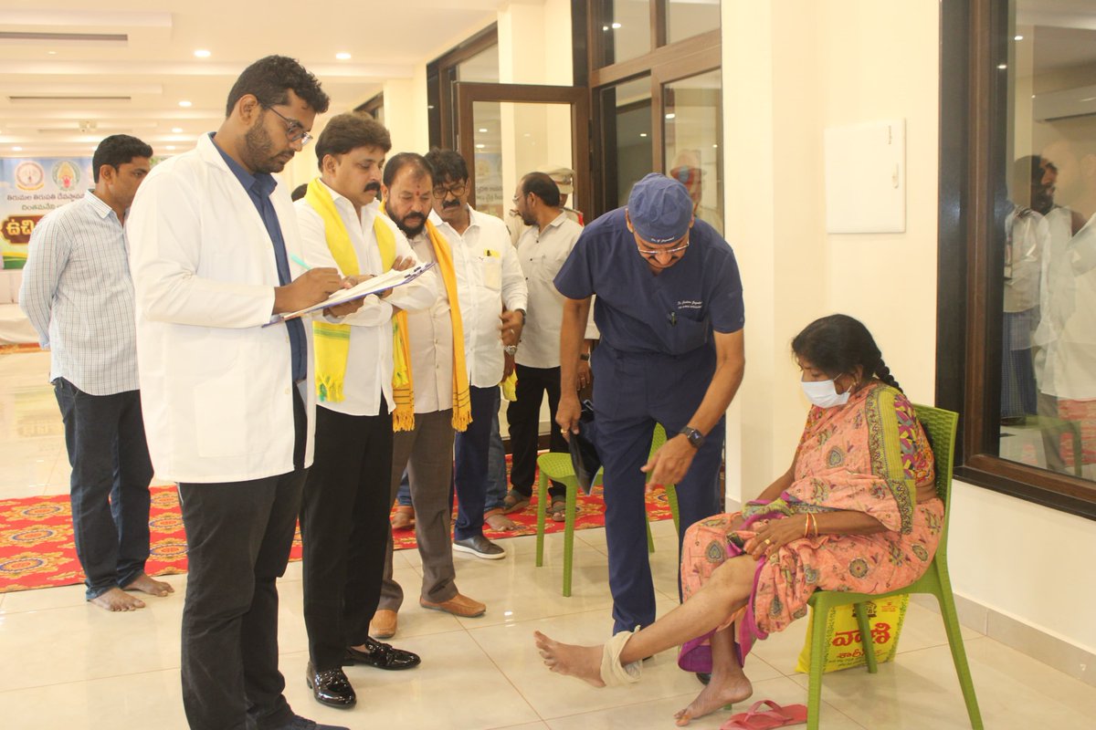 RoshanSonga's tweet photo. డా. గుడారు జగదీష్ గారు (MS Ortho) మరియు వారి వైద్య బృందం పర్యవేక్షణలో, చింతలపూడి శాసన సభ్యులు శ్రీ సొంగా రోషన్ కుమార్ గారి ఆధ్వర్యంలో, చింతలపూడి ఆర్‌కే కన్వెన్షన్‌లో తిరుమల తిరుపతి దేవస్థానం వారి సమక్షంలో , శ్రీ చింతమనేని చారిటబుల్ ట్రస్ట్ వారి సహకారంతో నిర్వహిస్తున్న ఉచిత వైద్య శిబిరాన్ని చింతలపూడి నియోజకవర్గ శాసనసభ్యులు శ్రీ సొంగా రోషన్ కుమార్ గారు, దెందులూరు నియోజకవర్గ శాసనసభ్యులు శ్రీ చింతమనేని ప్రభాకర్ గారు సంయుక్తంగా ప్రారంభించారు.

ఈ సందర్భంగా ప్రజలకు నాణ్యమైన వైద్య సేవలను ఉచితంగా అందించేందుకు ఇలాంటి సేవా కార్యక్రమాలు ఎంతో ఉపయోగపడతాయని శాసనసభ్యులు పేర్కొన్నారు. ఈ ఉచిత వైద్య శిబిరాన్ని ప్రజలు సద్వినియోగం చేసుకోవాలని వారు పిలుపునిచ్చారు. కార్యక్రమంలో వైద్యులు, ట్రస్ట్ ప్రతినిధులు, ప్రజాప్రతినిధులు, నాయకులు మరియు పెద్ద సంఖ్యలో ప్రజలు పాల్గొన్నారు.
#MedicalCamp 
#songaroshankumar 
#HealthcareSupport 
#AndhraPradesh