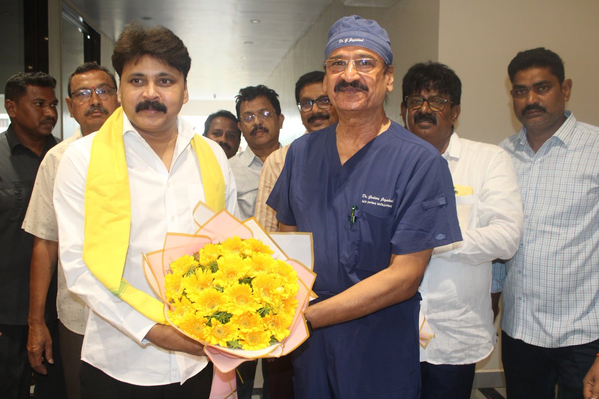 RoshanSonga's tweet photo. డా. గుడారు జగదీష్ గారు (MS Ortho) మరియు వారి వైద్య బృందం పర్యవేక్షణలో, చింతలపూడి శాసన సభ్యులు శ్రీ సొంగా రోషన్ కుమార్ గారి ఆధ్వర్యంలో, చింతలపూడి ఆర్‌కే కన్వెన్షన్‌లో తిరుమల తిరుపతి దేవస్థానం వారి సమక్షంలో , శ్రీ చింతమనేని చారిటబుల్ ట్రస్ట్ వారి సహకారంతో నిర్వహిస్తున్న ఉచిత వైద్య శిబిరాన్ని చింతలపూడి నియోజకవర్గ శాసనసభ్యులు శ్రీ సొంగా రోషన్ కుమార్ గారు, దెందులూరు నియోజకవర్గ శాసనసభ్యులు శ్రీ చింతమనేని ప్రభాకర్ గారు సంయుక్తంగా ప్రారంభించారు.

ఈ సందర్భంగా ప్రజలకు నాణ్యమైన వైద్య సేవలను ఉచితంగా అందించేందుకు ఇలాంటి సేవా కార్యక్రమాలు ఎంతో ఉపయోగపడతాయని శాసనసభ్యులు పేర్కొన్నారు. ఈ ఉచిత వైద్య శిబిరాన్ని ప్రజలు సద్వినియోగం చేసుకోవాలని వారు పిలుపునిచ్చారు. కార్యక్రమంలో వైద్యులు, ట్రస్ట్ ప్రతినిధులు, ప్రజాప్రతినిధులు, నాయకులు మరియు పెద్ద సంఖ్యలో ప్రజలు పాల్గొన్నారు.
#MedicalCamp 
#songaroshankumar 
#HealthcareSupport 
#AndhraPradesh
