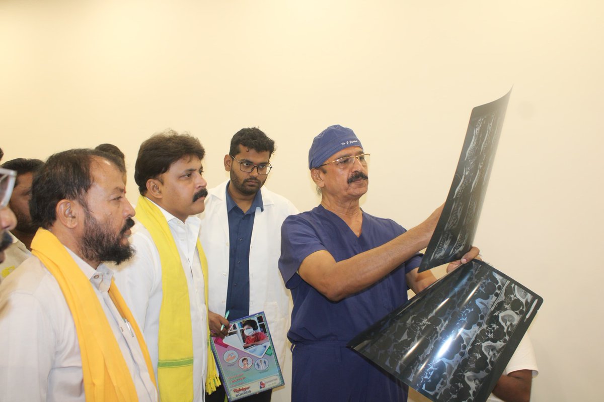 RoshanSonga's tweet photo. డా. గుడారు జగదీష్ గారు (MS Ortho) మరియు వారి వైద్య బృందం పర్యవేక్షణలో, చింతలపూడి శాసన సభ్యులు శ్రీ సొంగా రోషన్ కుమార్ గారి ఆధ్వర్యంలో, చింతలపూడి ఆర్‌కే కన్వెన్షన్‌లో తిరుమల తిరుపతి దేవస్థానం వారి సమక్షంలో , శ్రీ చింతమనేని చారిటబుల్ ట్రస్ట్ వారి సహకారంతో నిర్వహిస్తున్న ఉచిత వైద్య శిబిరాన్ని చింతలపూడి నియోజకవర్గ శాసనసభ్యులు శ్రీ సొంగా రోషన్ కుమార్ గారు, దెందులూరు నియోజకవర్గ శాసనసభ్యులు శ్రీ చింతమనేని ప్రభాకర్ గారు సంయుక్తంగా ప్రారంభించారు.

ఈ సందర్భంగా ప్రజలకు నాణ్యమైన వైద్య సేవలను ఉచితంగా అందించేందుకు ఇలాంటి సేవా కార్యక్రమాలు ఎంతో ఉపయోగపడతాయని శాసనసభ్యులు పేర్కొన్నారు. ఈ ఉచిత వైద్య శిబిరాన్ని ప్రజలు సద్వినియోగం చేసుకోవాలని వారు పిలుపునిచ్చారు. కార్యక్రమంలో వైద్యులు, ట్రస్ట్ ప్రతినిధులు, ప్రజాప్రతినిధులు, నాయకులు మరియు పెద్ద సంఖ్యలో ప్రజలు పాల్గొన్నారు.
#MedicalCamp 
#songaroshankumar 
#HealthcareSupport 
#AndhraPradesh