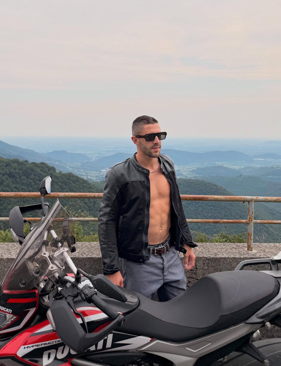 mariolcyrus's tweet photo. Pasowski #blackleatherjacket #leatherjacket #jacket #blackjacket #fetish #leatherjacketfetish #leather #leathermen #leatherman #instagram #men #clothes #menclothes https://t.co/y4E6jiewGP