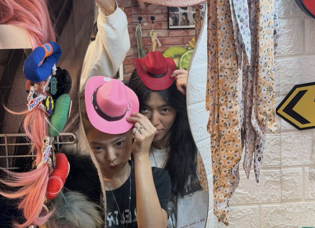 yk2aii's tweet photo. DEB WITH JENNIE https://t.co/eR1eMm9onF
