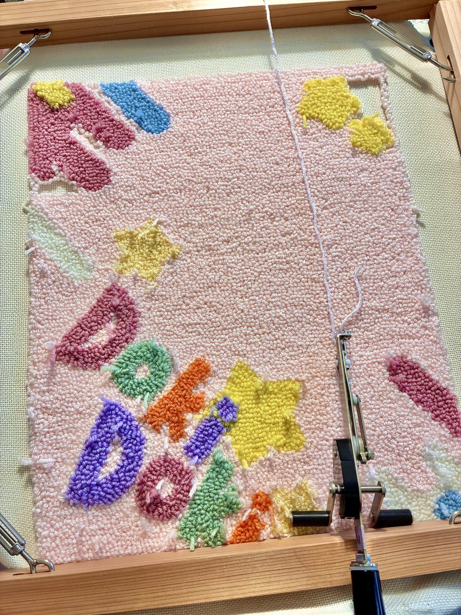 mRugmatte's tweet photo. 今日はみなさんドルパかな？ラグマッテもいつか出展してみたいです！ #ドルパ
ミニチュア絨毯、もう少しで刺し終わり。この後はカットと裏処理、そして仕上げカット。 https://t.co/hX6olVNM1h