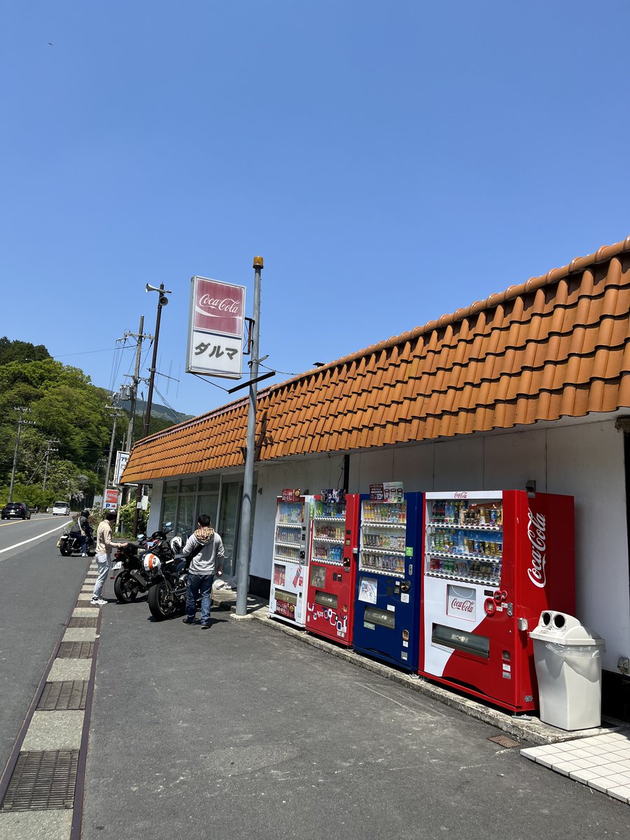 amg_cw's tweet photo. #見た人もなにか無言で自販機をあげる https://t.co/1nBmrr1j2S