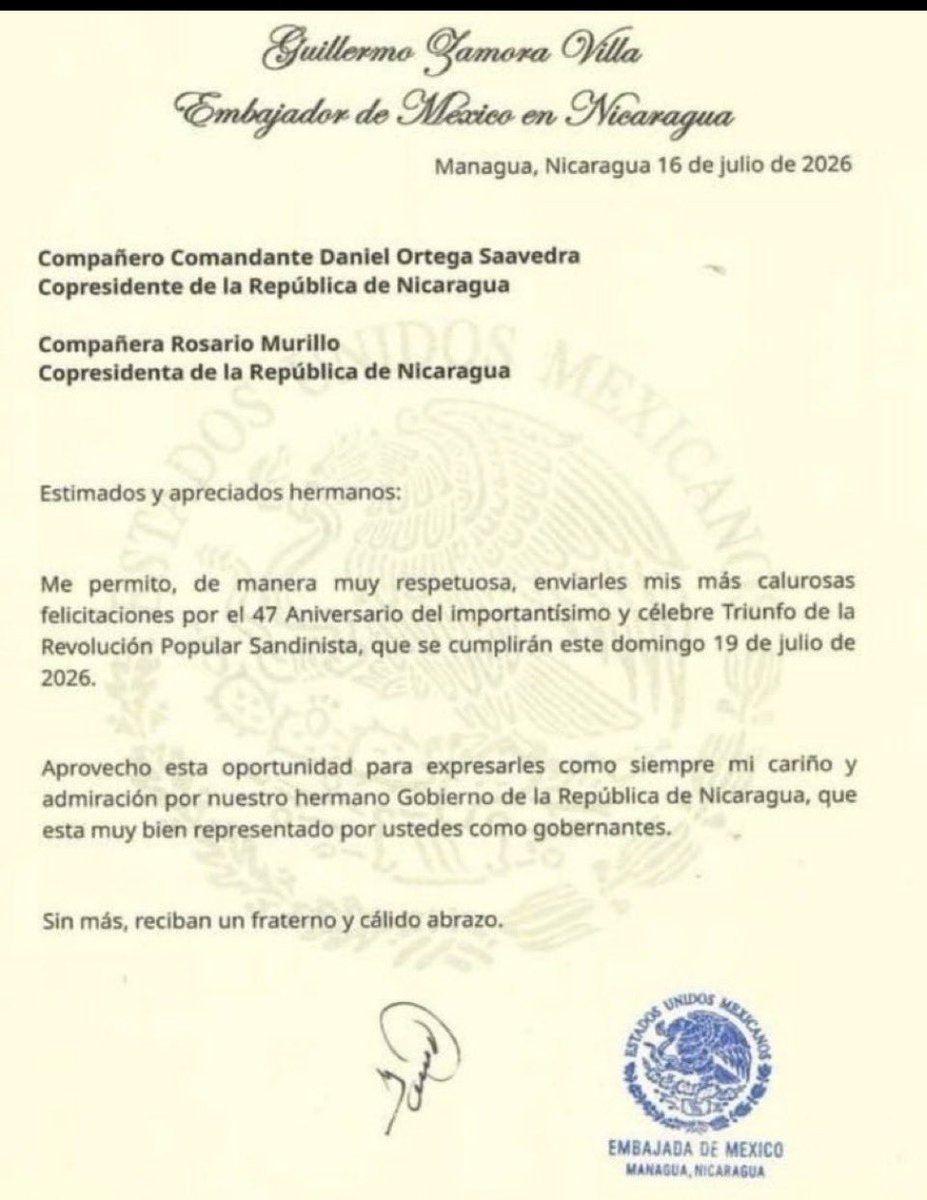 VaPorTodosMx's tweet photo. ¡QUÉ VERGÜENZA NACIONAL!
El embajador de México en Nicaragua, Guillermo Zamora Villa, le manda una cartita llena de “cariño y admiración” al dictador Daniel Ortega y a Rosario Murillo por el 47 aniversario de la Revolución Sandinista.
¡Les dice “hermanos” y que Nicaragua “está muy bien representada” por ellos!
Mientras el tirano anuncia que YA NO HABRÁ ELECCIONES para aferrarse al poder, el representante de México les manda un “fraterno y cálido abrazo”.
¿Hasta cuándo vamos a seguir arrodillándonos ante dictaduras? ¡Esto es una traición a la democracia y a los valores de México!
¡INACEPTABLE!​​​​​​​​​​​​​​​​​​​​​​​​​​​​​​​​​​​​​​​​​​​​​​​​​​

@efectocolmenamx 
@Mex_Liber1 
@VillanuevaTere 
@HypatiaMx 
@Geraldy16969825 
@leticiacortes3 
@BeatrizVM58 
@CarlosTorresF_ 
@SoyOtraAriana 
@GhalebKrame 
@luzelenachavez8