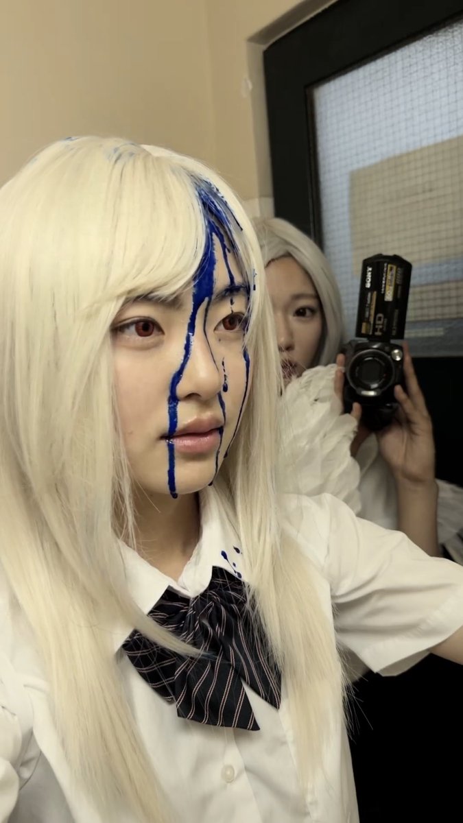 badidibadidiboo's tweet photo. we all know blue blood commonly means royalty/high status. but i also suggest that it might refer to blue screen (or blue screen of death), which would make sense in the context of born stunner's lyrics and mv about "glitch", self-destruction and birth/death. https://t.co/c2Y6kcqcLA