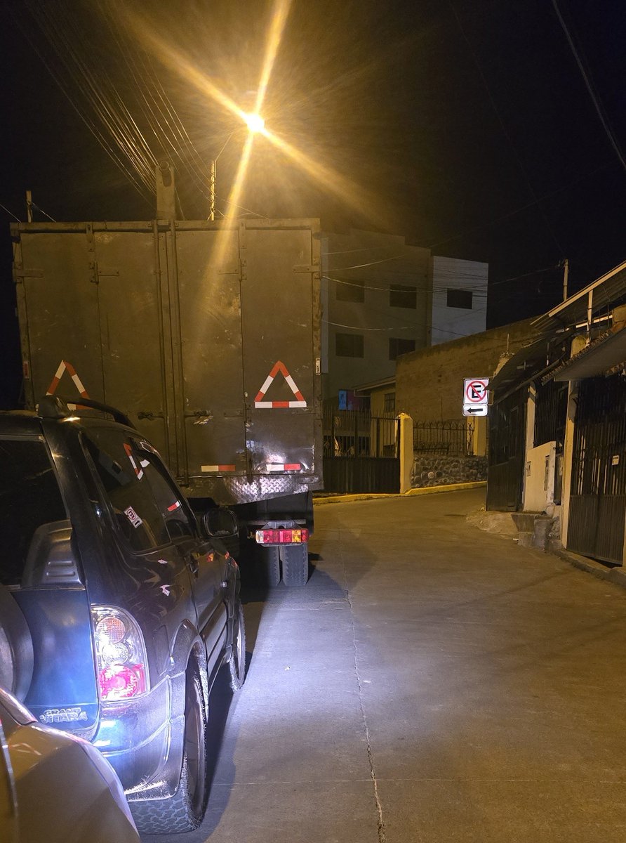 orellanap1's tweet photo. @emov_ep 
Su atención en la.turuhuayco y pasacalle estacionan los carros en línea amarilla y con señales de no estacionar https://t.co/qVYsbCQLWQ