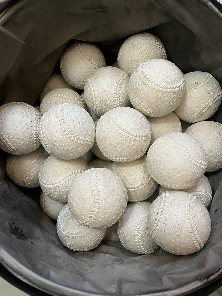 Padressendai's tweet photo. 本日は活動がありませんでしたので、代表は練習球を磨いています🧼

やるからには宮城県で最も練習球が綺麗な草野球チームを目指して⚾ https://t.co/i1ZIXupBgz