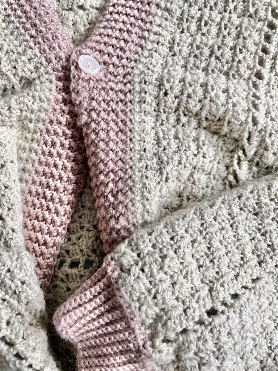 naokanack's tweet photo. 小柄さんがゆったり着られるカーディガンを編みました🧶

甘すぎない、��さしい色合わせがお気に入りです。

「小柄だからサイズ選びが難しい」
そんな方にも手に取ってもらえたら嬉しいなと思いながら、一目ずつ丁寧に仕上げました🌿

次はどんな色で編もうかな…💭✨

#かぎ針編み
#ハンドメイド https://t.co/WEiUbNS6Hu