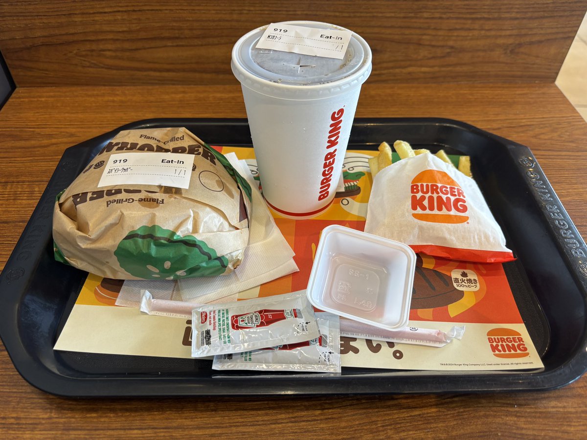 ozikorox's tweet photo. バーガーキングで昼飯。
平日はハンバーガーを食べないので休日になると食べたくなる。 https://t.co/hcXiANhg3k