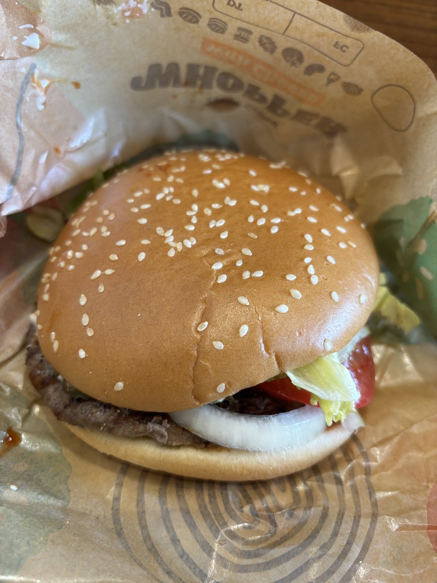 ozikorox's tweet photo. バーガーキングで昼飯。
平日はハンバーガーを食べないので休日になると食べたくなる。 https://t.co/hcXiANhg3k