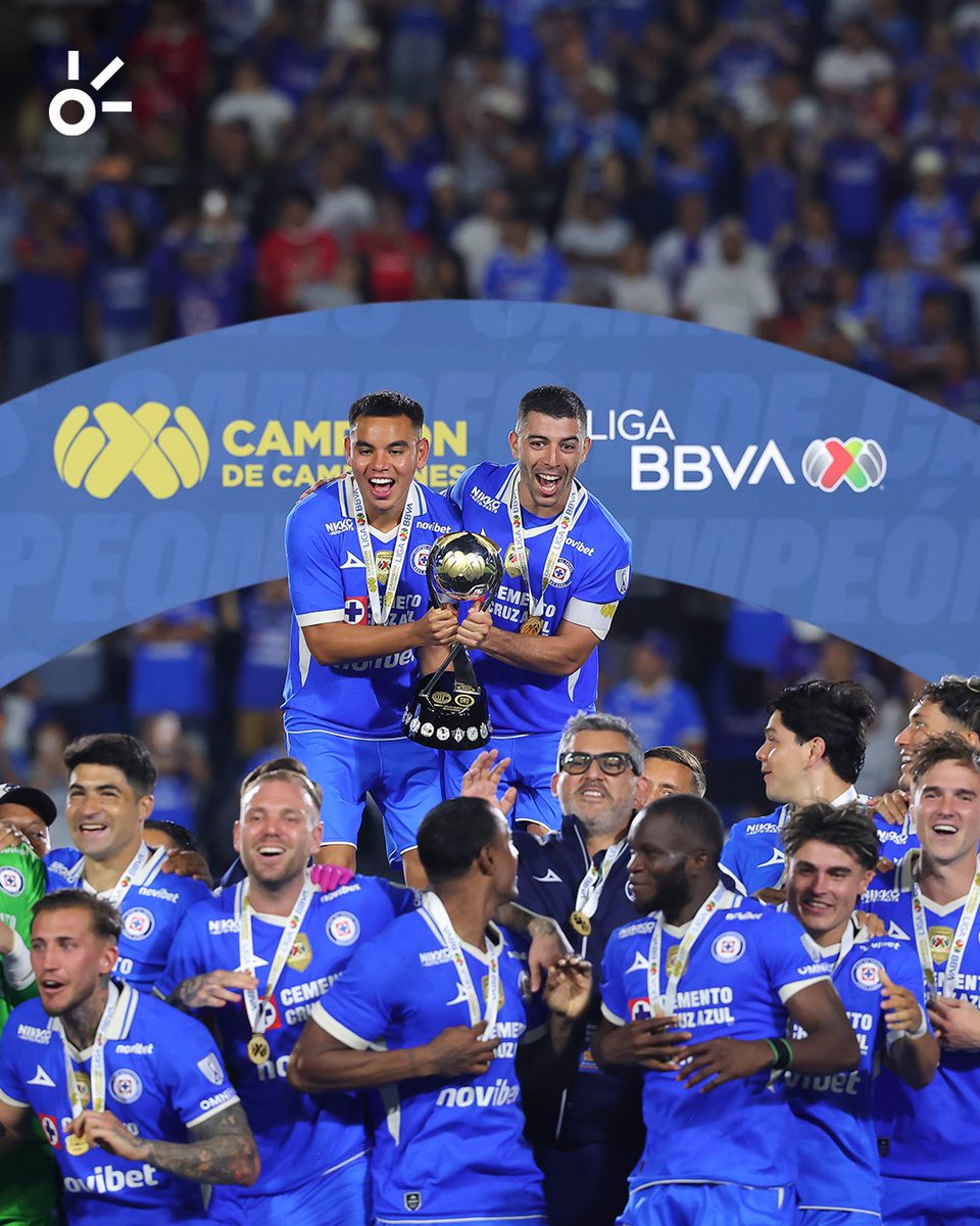 ClaroSports's tweet photo. ¡LA CELEBRACIÓN DE UN CAMPEÓN!🏆🚂

Así levantó Cruz Azul el trofeo del Campeón de Campeones, desatando la euforia de jugadores, cuerpo técnico y afición tras conquistar un nuevo título para las vitrinas celestes. https://t.co/FSQRsgilpX