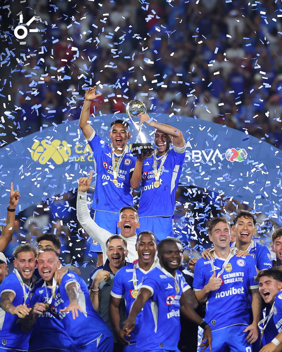 ClaroSports's tweet photo. ¡LA CELEBRACIÓN DE UN CAMPEÓN!🏆🚂

Así levantó Cruz Azul el trofeo del Campeón de Campeones, desatando la euforia de jugadores, cuerpo técnico y afición tras conquistar un nuevo título para las vitrinas celestes. https://t.co/FSQRsgilpX