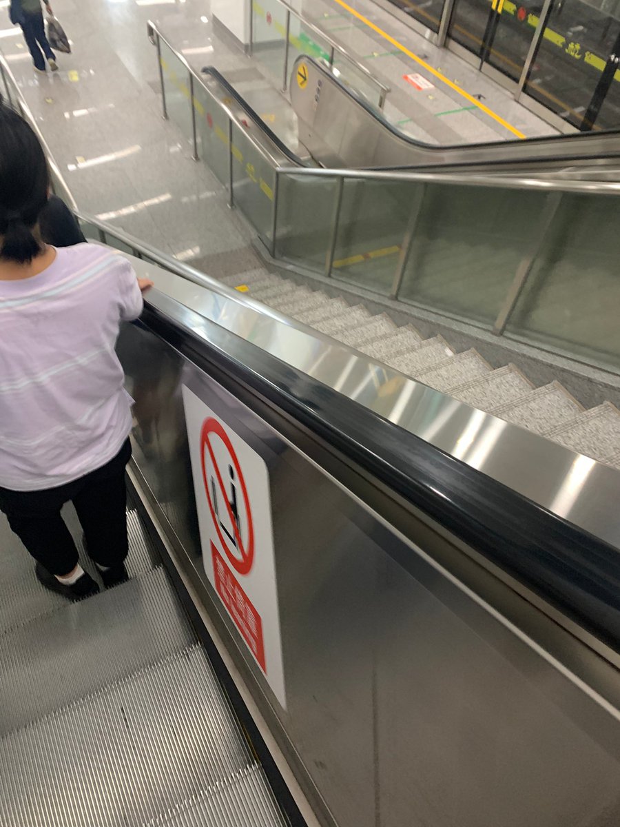 LydiaBurghdk's tweet photo. 今天赶早班地铁赶上了满车的风，出闸时还蹭到了邻座带的热包子香，一整天的开头都软乎乎的 https://t.co/MqHP29No3O