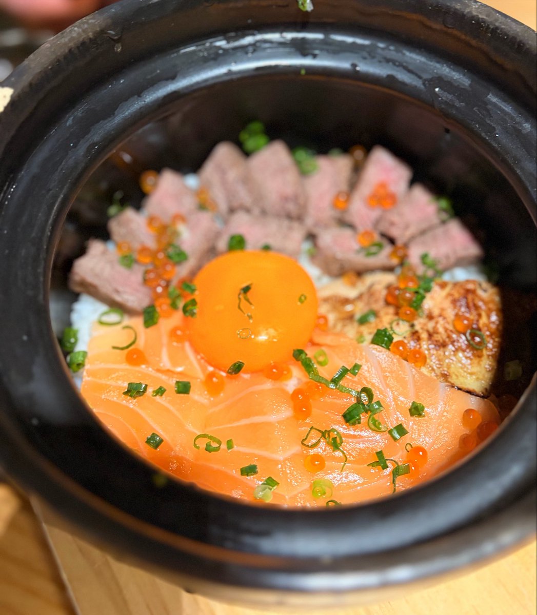 Rasutoba's tweet photo. フォアグラ・サーモン・いくら・ステーキ・卵黄の特製丼😋 https://t.co/vUwCEaQgE6