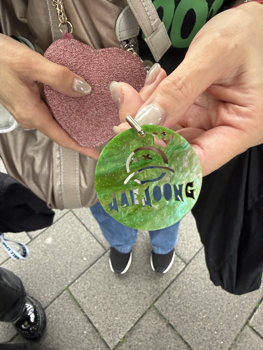 naominaomi_jj's tweet photo. 【拡散希望】お友達が仙台駅の杜のひだまりガレリアのところにあるベンチにグッズの傘を置き忘れてしまいました🥺
緑の丸いキーホルダーがついてます。
もし見つけた方がいたら教えてください💚

#JAEJOONG #ジェジュン
#JAEJOONG_TOUR_86PERCENT https://t.co/wsKeO7DiV5