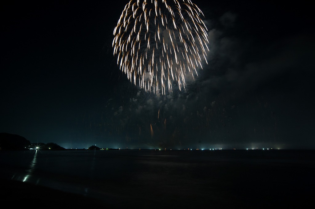akio_defu's tweet photo. 2026-07-25 浦富海岸元気フェスティバル（いわみ花火祭り）ラスト花火！
まさかの最後の最後で花火が一段高く咲き、頭が切れた(´Д⊂ヽ

四枚目は明暗合成で。 https://t.co/zLRJ5PVvmg