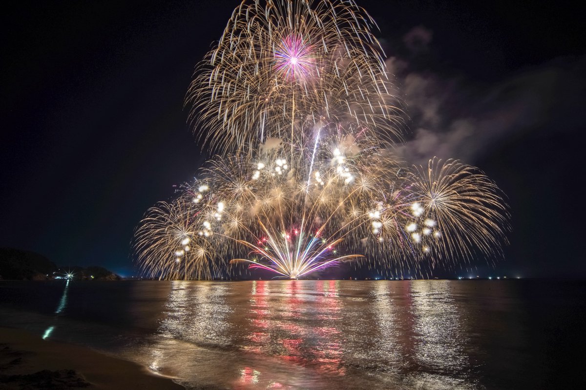akio_defu's tweet photo. 2026-07-25 浦富海岸元気フェスティバル（いわみ花火祭り）ラスト花火！
まさかの最後の最後で花火が一段高く咲き、頭が切れた(´Д⊂ヽ

四枚目は明暗合成で。 https://t.co/zLRJ5PVvmg