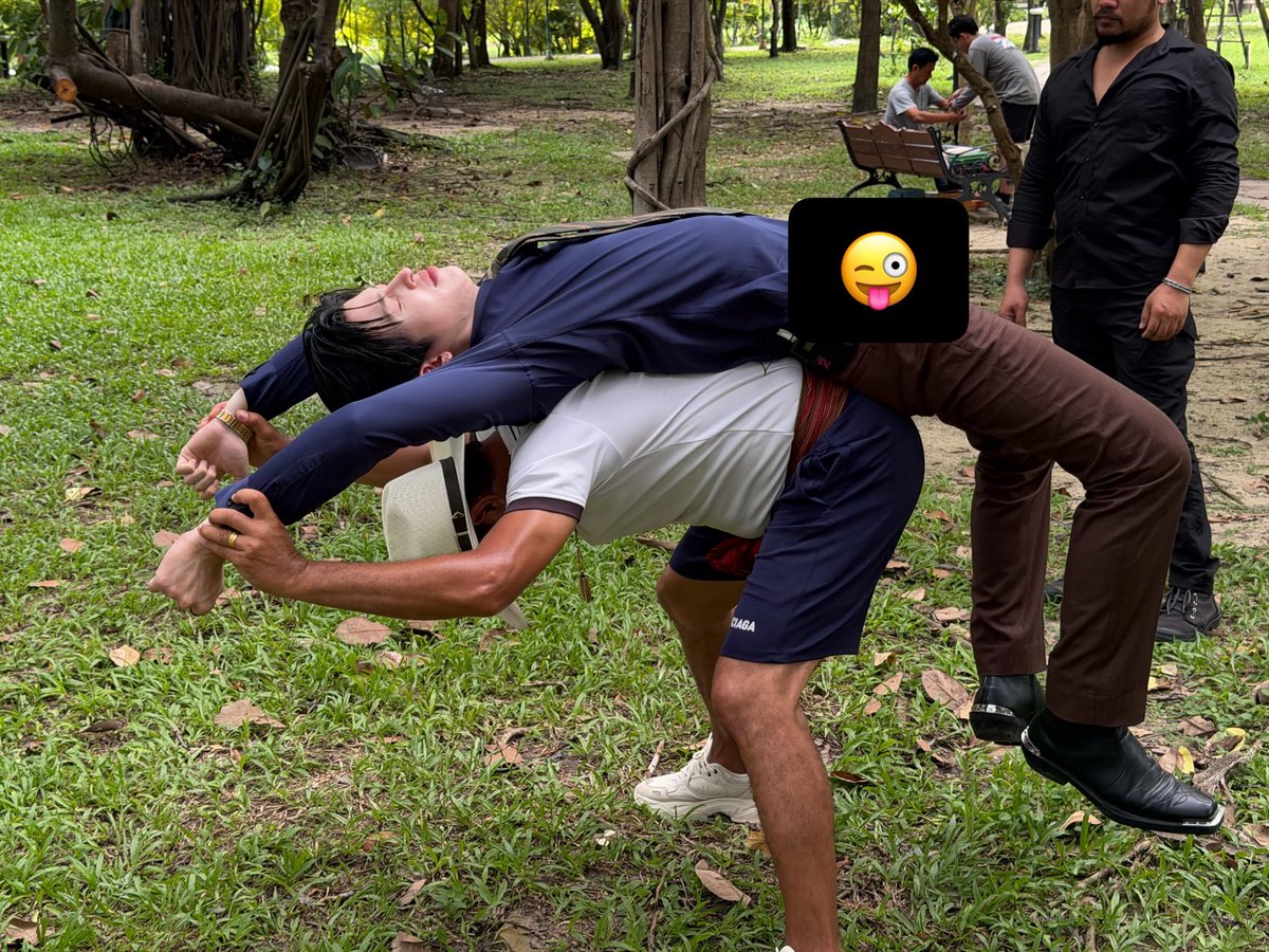 av1tangsa's tweet photo. the stretchings before this fight scene🥺 you did so well pondddd!! 🧡🔥

#PeachAndMeSeriesEP3 #ppnaravit https://t.co/Jis25dsiJg