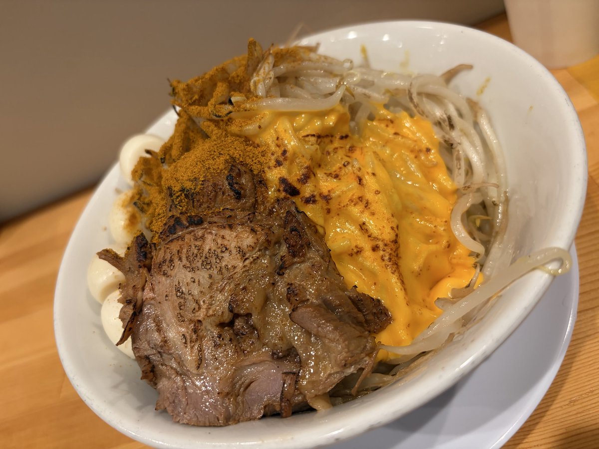 puru_hello's tweet photo. これはヤマロク連坊店のスパイスカレー汁なしにうずらとチーズトッピング。 https://t.co/wz0f2xcaVS