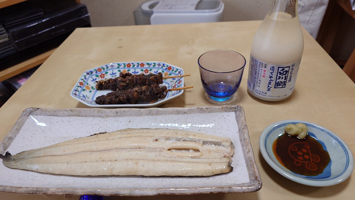 CHANNELJUN1's tweet photo. 土用丑の日。
凄まじいゲリラ豪雨と雷⚡️
出掛ける事も出来ずに家で昼間から日本酒😅
今年は稚魚が相当な豊漁で安いと聞いていたが、あまり変わらなかったね。
鰻は白焼きに限る😊 https://t.co/vju2f5DZgx