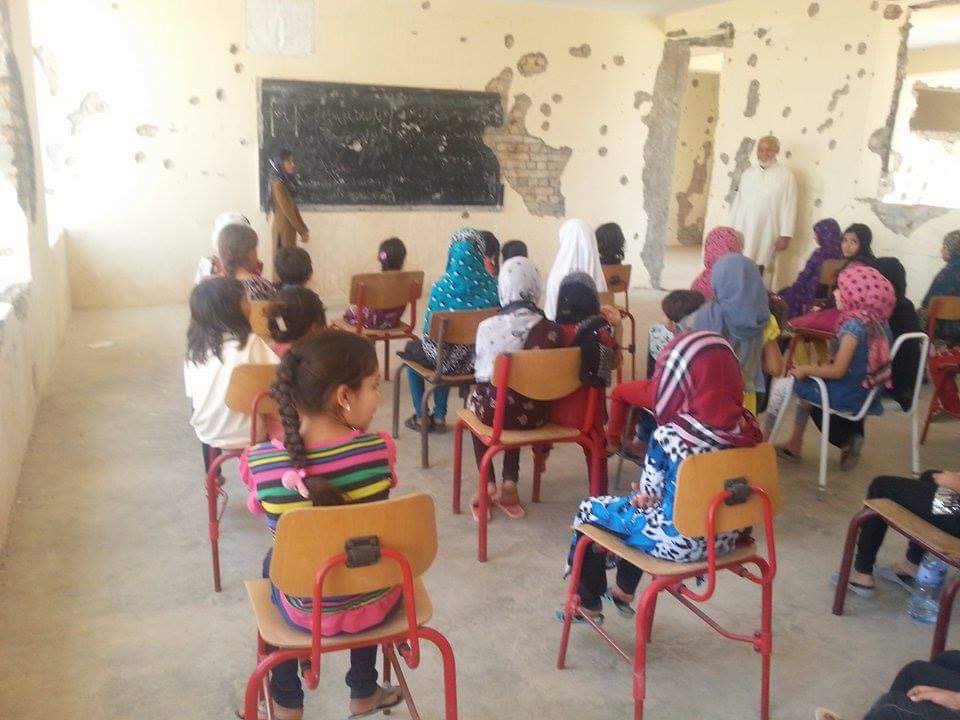matiullahwesa's tweet photo. نن دغه عکس پخوانۍ کیسه رایاده کړه ! 

تقریبا لس کلونه مخکې !
ددي ښوونځي په شاوخوا جنګ وسوو 
په جګړه کې ښوونځي ته سخت زیان ورسیدو 
ښوونځي وتړل سوه !
مونږ ته خبر راغلوو چې زده کوونکي او ښوونکي ناهیلي دي ډار لري جنګ ویرولي دي ښوونځي بنده ده .
مونږ قلم لار ټیم ترټولو مخکې ښوونځي ته ولاړو مدیر، ښوونکو او خلکو سره مو خبري وکړي .
مدیر راته وویل چې تاسو لمړني کسان یاست چې لمړی مو زمونږ پوښتنه وکړه او خپله ښوونځي ته راغلاست .
مونږ ورته وویل چې دا مونږ مسولیت بولو چې چیري د افغان ماشوم ښوونځي بنده وي یا هم ښوونځي ونلري مونږ به ږغ پورته کوو او دوۍ ته به د زده کړو زمینه برابرو .
هاغوۍ ته مو وویل که هرڅونه جنګ وي بد حالت وي ښوونځي باید بنده نکړو ؛ په ساعتونو مو مجلس وکړو اخرکې 
مدیر راته وویل زده کوونکي سخت ویریدلي دي نا هیلي دي 
بستۍ ، چوکۍ ، کتابونه هرڅه سوزیدلي دي نو که تاسو امکانات لرئ 
زده کوونکو ته څه کتابونه ، قرطاسیه بل څه راوړئ 
تر څو دوۍ تشویق سي او بیرته درسونه شروع کړو .
مونږ ویل سمه ده .
مونږ د کتاب راټولو کمپاین د لاري کتابونه ، قرطاسیه راټول کړي وو.
دي وختونو کې قلم لار او اروپا کې یوي افغان ټولني په ګډه په کانټینرونو تدرسي مواد، کمپيوټرونه ، چوکۍ ، میزونه … افغانستان ته راوړل او هاغو ښوونځیو ته مو ورکول چې ضرورت ېې درلود .
په سبا مو کتابونه ، بستۍ ، تدرسي مواد او چوکۍ ښوونځي ته وربار کړل .
زده کوونکی راغلل په دوۍ مو مواد وویشل ډیري خبري مو ورسره وکړي .
زده کوونکو، ښوونکو بیرته بنده ښوونځي پیل کړه .
بیا وخت په وخت ښوونځي ته ورتلوو د ماشومانو د تشویق لپاره به د ماشومانو د کیسو کتابونه وروړل .
داسي ډیر ځل مونږ قلم لار ټیم لمړني کسان وو چې د جګړي سیمي ته به مو ځان رساوه ترڅو د ماشومانو ښوونځي بند نسي او دوۍ له زده کړو محروم نسي .