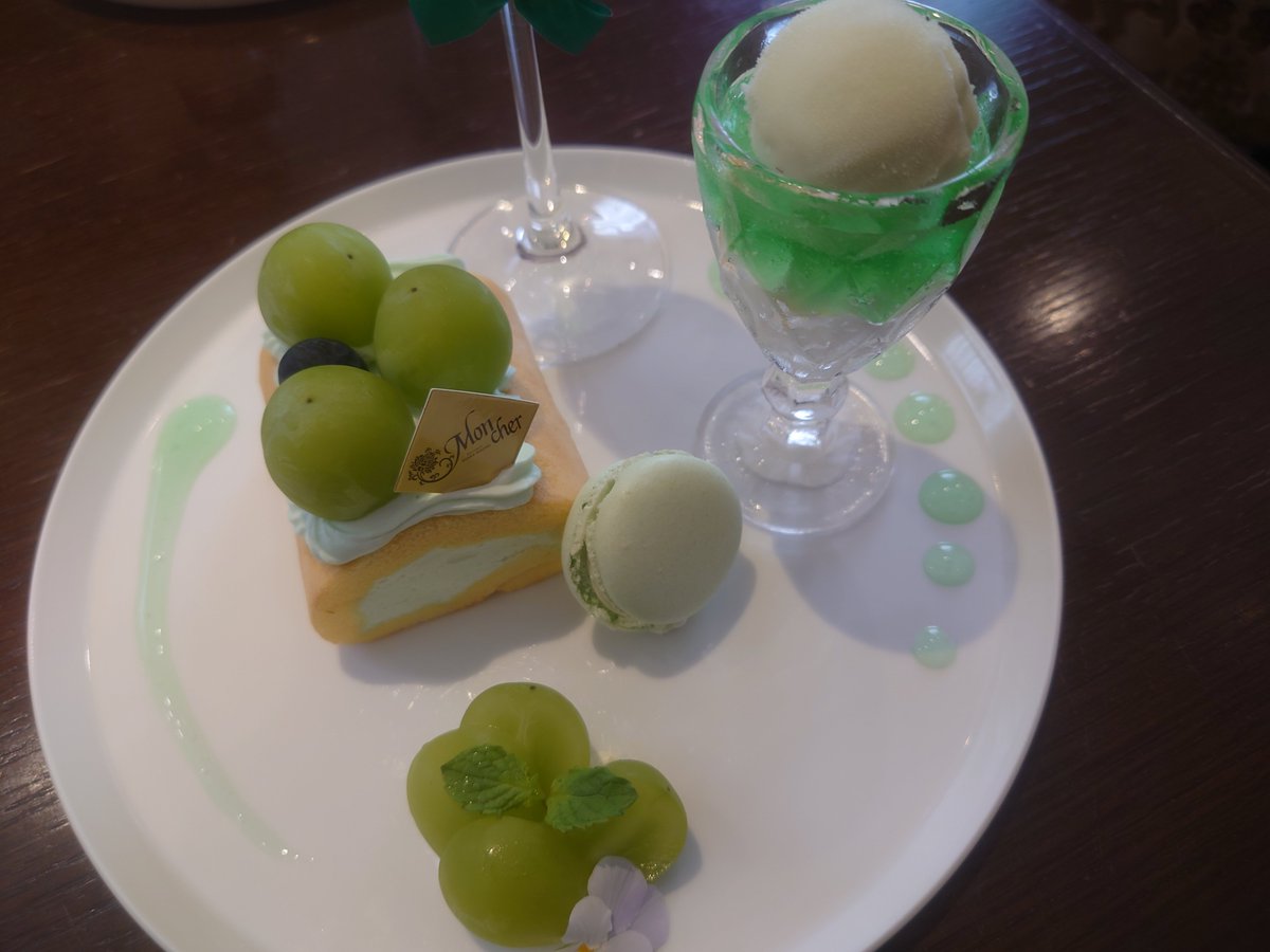 tank_0930's tweet photo. うまー。堂島ロールとか売ってるお店だけどカフェあって、めちゃウマやった https://t.co/znaiFR7ASw
