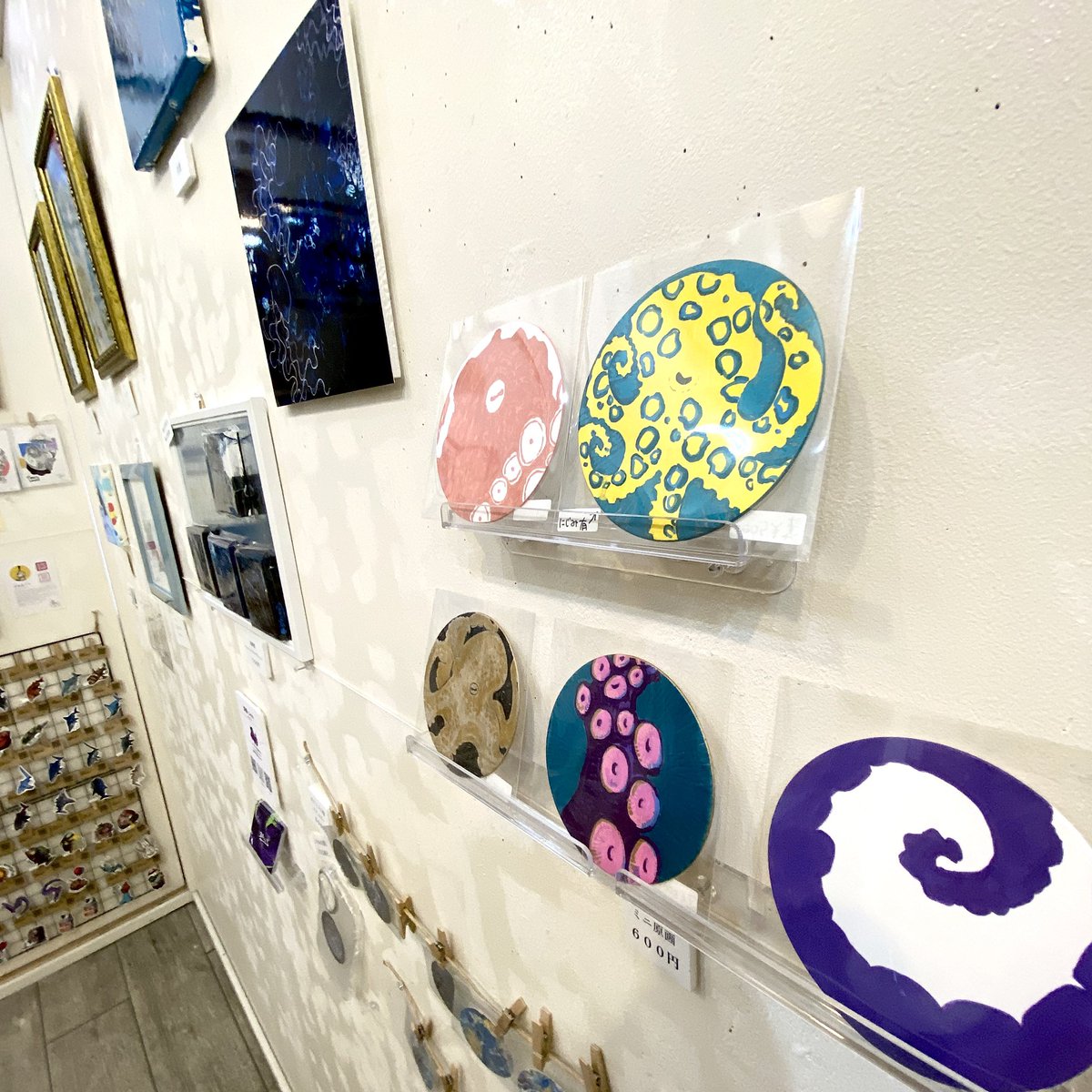 CURIOSITIES_OKI's tweet photo. ミニ企画展
キュリオの海展vol.6
出展作家紹介☆
artist name
深墨ユタ力
@3suuu3 

☆
#キュリオの海展
#展示会
#沖縄 https://t.co/YLXAKo6MtH