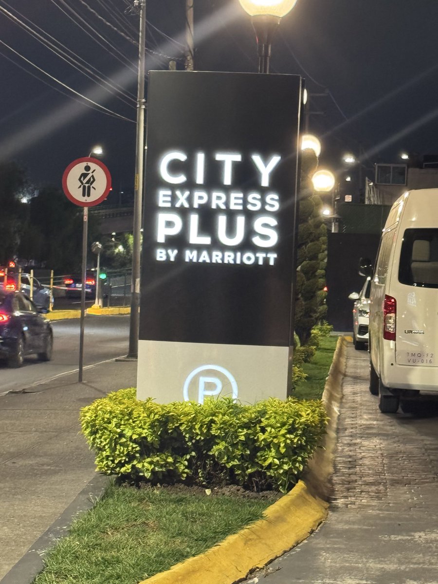 JavierQ_Tapia's tweet photo. Vean este hotel y grábenselo, personal del valet parking drogado, tipo loco que exige pagos extras sin razón o propinas, y si no le das se pone loco, un asco de servicio #CityExpressPlus Tlalpan pésimo! https://t.co/9NPinJxubu
